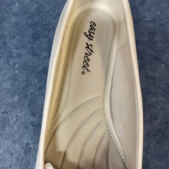 NEW Easy Street Super Flex White Heels Pumps - Picture 2 of 6